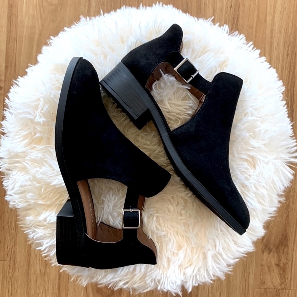 Cityclassified Faux Suede Block Heel Ankle Booties • Size 9